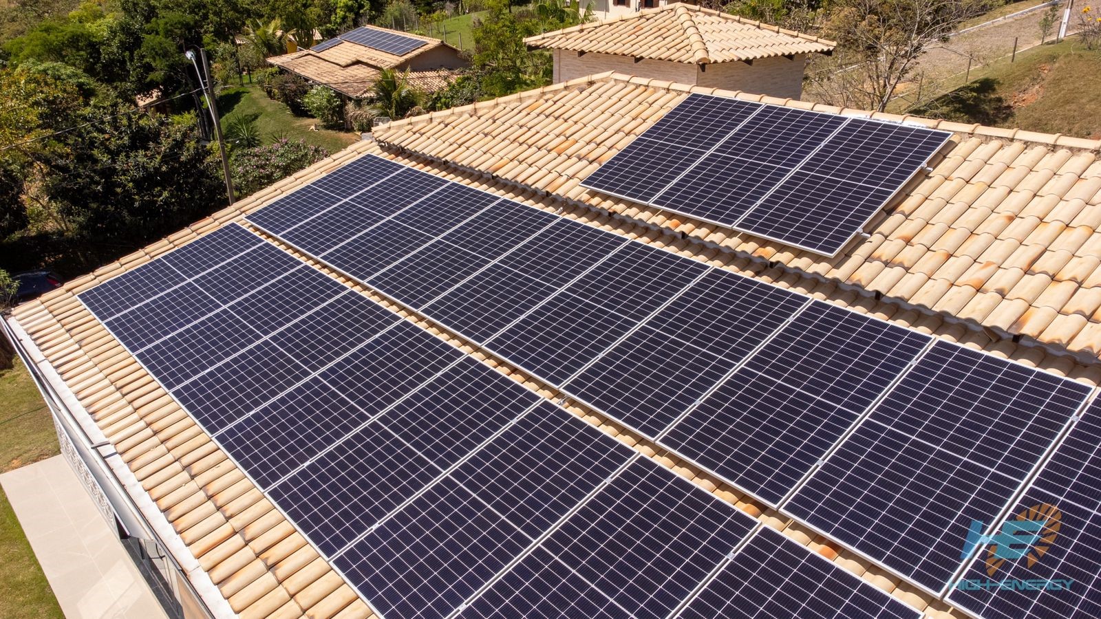 Casa com Painéis Solares Instalados